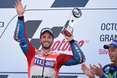 Andrea Dovizioso es un piloto italiano que actualmente compite en el Campeonato del Mundo de Motociclismo con el WithU Yahamaha RNF MotoGP Team. El único de la lista que sigue en activo, aunque ya ha confirmado que la temporada que viene no va a seguir en MotoGp. Ha ganado cuatro veces en este circuito. Lo logró por primera vez en el año 2004, en 125cc. Tres años después, Dovizioso ganó la carrera de 250cc en 2007. Finalmente, tanto en 2009 como en 2017, ganó ya en la categoría reina de MotoGp. Ha sido varias veces subcampeón en la categoría reina, y consiguió ser campeón en 2004 en la categoría 125cc. El piloto confirma que Silverstone es una de las mejores pistas del calendario, amplia y rápida, aunque es muy difícil ser competitivo. En 2019, Dovizioso sufrió un accidente brutal en esta pista junto a Quartararo, donde su Ducati acabó en llamas junto al muro. Afortunadamente no pasó nada, pero en ese momento, Dovizioso perdió momentáneamente la memoria.