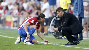 Simeone y Filipe charlan durante un partido