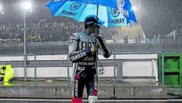 <b>LA GRAN TORMENTA. </b>Podía llover en Losail... y lo hizo a cántaros. Así se protegía Lorenzo del intenso aguacero justo antes de que se suspendiera la carrera de MotoGP.