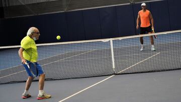 El tenista ucraniano de 97 años Leonid Stanislavskyi devuelve una pelota durante un intercambio con Rafa Nadal en la Rafa Nadal Academy de Manacor.
