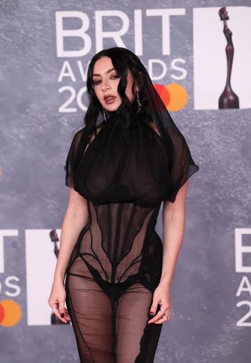 Charli XCX posa en la alfombra de los Brit Awards 2025.