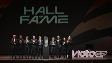 Las leyendas de MotoGP junto al nuevo trofeo.