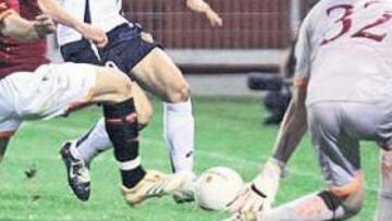 <b>GARCÍA NO VIO PUERTA </b>Sergio García volvió a mostrarse al nivel de toda la pretemporada. Activo, ágil, eléctrico.
Se descolgó por toda la línea del ataque y no se dejó asir en ningún momento por los aguerridos defensores romanos. Pero no halló el gol. Tuvo una buena oportunidad ante Doni que no frucitficó, si bien apenas tenía ángulo.