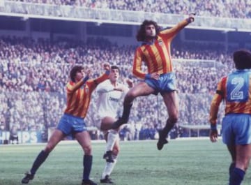 Mario Kempes durante un Real Madrid - Valencia de 1983.