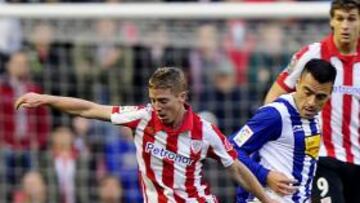 <b>DESDE LA TXANTREA. </b>Iker Muniain, máximo exponente de la cantera, recuperando un balón.