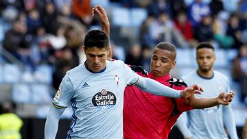 Roncaglia pelea un balón con Deyverson en el último enfrentamiento entre Celta y Alavés.