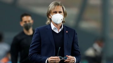 AMDEP9053. LIMA (PER&Uacute;), 02/09/2021.- El entrenador Ricardo Gareca de Per&uacute; dirige hoy a sus jugadores contra Uruguay durante un partido por las eliminatorias de Conmebol al Mundial de Catar 2022, en el Estadio Nacional de Lima (Per&uacute;). 