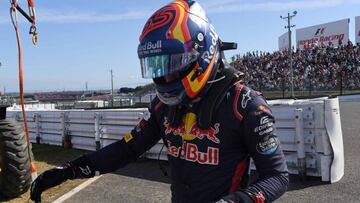 Carlos Sainz después de retirarse en Suzuka.