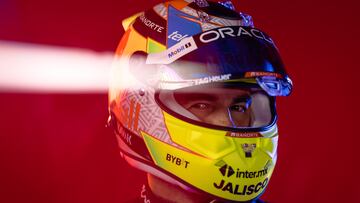 Sergio Pérez posando el casco donde promociona al estado de Jalisco