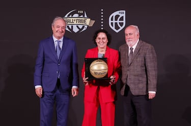 Ana Belén Álvaro recibe el galardón de manos de Antonio de Torres, presidente de la Federación Andaluza de Baloncesto (FAB) y José Miguel Sierra de la Federación Aragonesa de Baloncesto (FABasket).