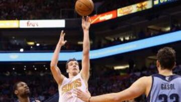 Goran Dragic lanza a canasta ante los Grizzlies en la temporada de su consagración.