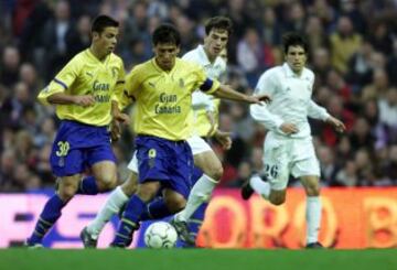 Pav¨®n intenta robarle el bal¨®n a Orlando. Hac¨ªa 10 a?os que el Real Madrid no marcaba 7 goles en Liga.