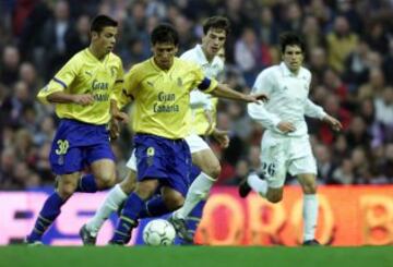 Pavón intenta robarle el balón a Orlando. Hacía 10 años que el Real Madrid no marcaba 7 goles en Liga.