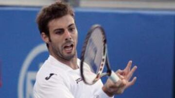 Marcel Granollers golpea una bola de derchas.