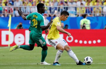 James Rodríguez pasa el balón con la presión del jugador de Senegal Ismaila Sarr durante el partido Senegal-Colombia, del Grupo H del Mundial de Fútbol de Rusia 2018, en el Samara Arena de Samara, Rusia, hoy 28 de junio de 2018