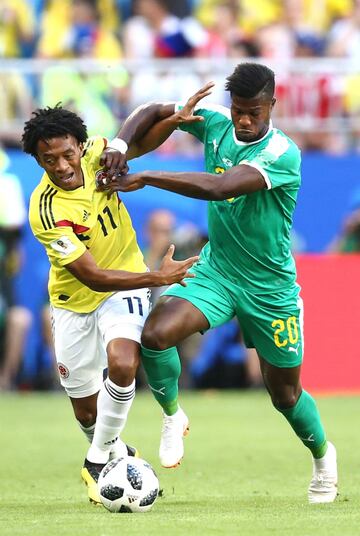 SAMARA, RUSSIA - JUNE 28: Juan Cuadrado de Colombia disputa el balón con Keita Balde de Senegal durante el partido Senegal-Colombia, del Grupo H del Mundial de Fútbol de Rusia 2018, en el Samara Arena de Samara, Rusia, hoy 28 de junio de 2018