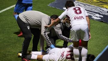 Javi Jiménez es atentido durante el partido contra el Fuenlabrada