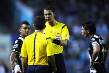 La polémica llegó al Estadio Presidente Perón a los 15 minutos del primer tiempo, cuando el árbitro brasileño Ricardo Marques dio por válida la acción en la que Washington Camacho empujo el esférico al arco del Puebla en un claro fuera de lugar reclamado por los jugadores del club mexicano.