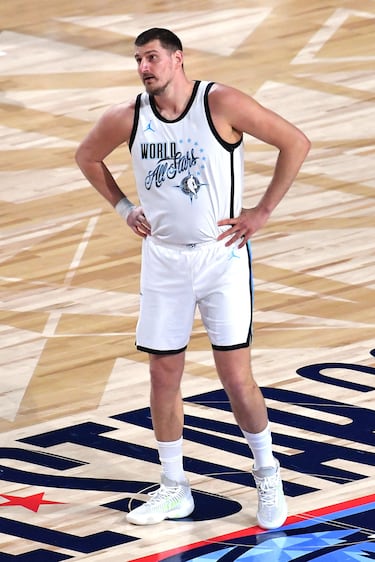 Nikola Jokic de los Denver Nuggets y el Equipo Mundial.