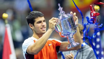 El tenista español Carlos Alcaraz posa con el trofeo de campeón del US Open 2022.