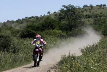 Etapa doce del Rally Dakar 2015, entre Río Hondo y Rosario 
El piloto portugués Paulo Goncalves del equipo Honda en acción