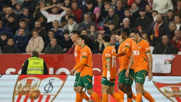 SEVILLA, 11/01/2025.- Los jugadores del Valencia celebran el gol de Luis Rioja durante el partido de la jornada 19 de LaLiga que Sevilla FC y Valencia CF disputan este sábado en el Ramón Sánchez-Pizjuán, en Sevilla. EFE/Julio Muñoz