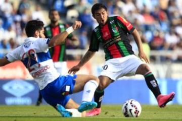 Fútbol, Universidad Católica v Palestino.
Décima fecha, campeonato de Apertura 2015.
El jugador de Palestino, Nicolas Maturana, derecha, disputa el balón con Stefano Magnasco de Universidad Católica durante el partido de primera división en el estadio San