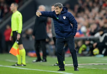 Ernesto Valverde dando instrucciones a sus jugadores.