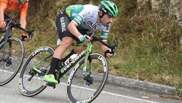 El corredor Jon Aberasturi (Caja Rural - Seguros RGA) en pleno descenso.