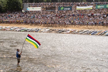 A la carrera, salen los palistas para agarrar sus canoas y comenzar el descenso.