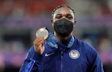 Saint-denis (France), 09/08/2024.- Bronze medalist Noah Lyles of USA poses on the podium for the Men 200m final of the Athletics competitions in the Paris 2024 Olympic Games, at the Stade de France stadium in Saint Denis, France, 09 August 2024. (200 metros, Francia) EFE/EPA/RONALD WITTEK
