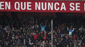 Proponen dos multas de 30.000 euros al Sevilla por no impedir a los Biris desplegar dos pancartas