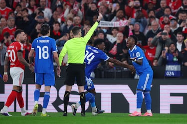 El árbitro francés, François Letexier, muestra la cartulina amarilla a Vinicius por  su celebración del tanto.