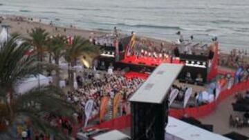 <b>PRESENTACIÓN. </b>Los equipos de la Vuelta a España se presentaron ayer en la Playa de Poniente de Benidorm, donde hoy saldrá la crono por escuadras. En la imagen, el Euskaltel.