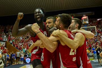 Los jugadores del Girona celebran el ascenso a la liga ACB.