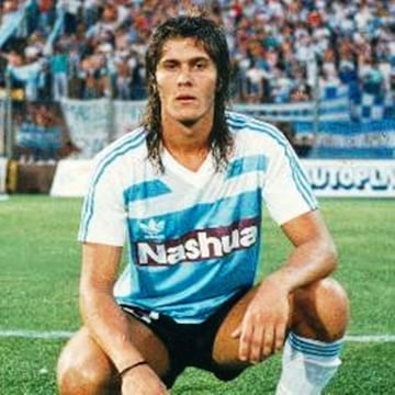 Volante que llegó con gran cartel, con seis temporadas en Racing Club, pero que sólo jugó dos partidos en la U en 1991.