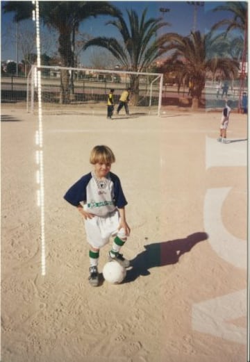 Sus inicios futbolísticos en tierra.