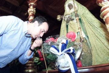 Benitez en la ofrenda del Tenerife a la virgen de la Candelaria. Entrenó al club insular la temporada 2000-2001.