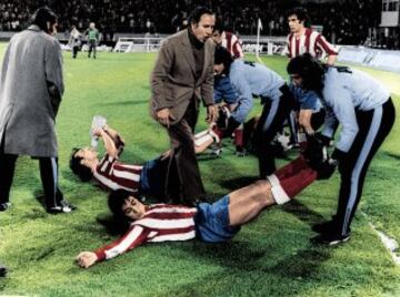 El 15 de mayo de 1974 se disputó en Heysel la final de la Copa de Europa entre el Bayern Múnich y el Atlético de Madrid. Los jugadores estirando antes de la prórroga.