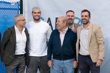 Carlos Alcaraz compartió esta distinción con los chicos y chicas del club, acompañado por el presidente y por su padre.