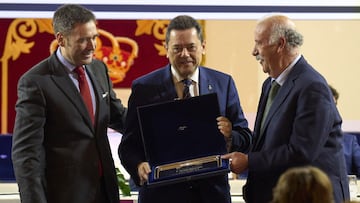 Tom&aacute;s Roncero recibe el premio del VI Torneo de F&uacute;tbol Cadete Vicente del Bosque-Villa de Alalpardo de manos del exseleccionador nacional y Felipe Mart&iacute;n, director de patrocinios y marketing del Banco Santander.