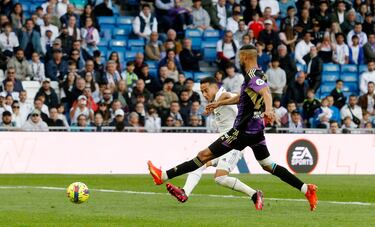 El lateral, en posición de extremo, recibe de Hazard dentro del área en la derecha y bate a Asenjo en el mano a mano. 
