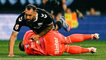 La acción entre ambos jugadores tuvo lugar durante el minuto 24 de la primera parte del duelo entre el Celta - Las Palmas. En un balón dividido, el guardameta holandés salió de su portería y Borja Iglesias, que llegaba con todo a la disputa, impactó de forma involuntaria con la rodilla en la zona del bajo vientre. Jasper Cillessen ha sido operado esta madrugada en el hospital de Vigo después de sufrir una contusión intestinal.