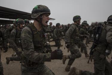 Los gritos de ánimo, los gritos para soltar adrenalina, acompañarán a los militares en cada una de las seis pruebas de obstáculos.