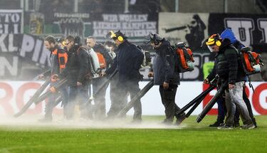 Los operarios de mantenimiento intentaron por todos los medios eliminar el agua del campo, que estaba totalmente anegado por las fuertes lluvias, pero finalmente no pudieron evitar que se suspendiera el partido de cuartos de final de la Copa alemana en el que el Saarbruecken recibía al Borussia Moenchengladbach.