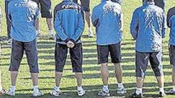 <b>TERAPIA DE GRUPO. </b>Schuster se dirigió a los jugadores en el centro del terreno de juego.