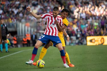 Carrasco y Koundé en una jugada del partido.