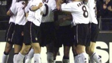 <b>NOCHES MÁGICAS. </b>Los che celebran la goleada sobre el Barcelona en la Champions en 2000.