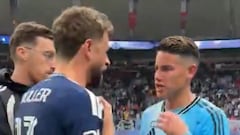 Müller elogia a James e intercambian camisetas