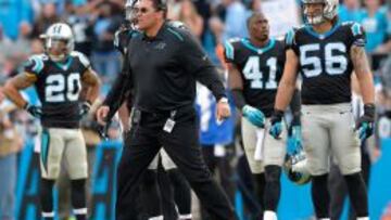 Ron Rivera y la defensa de los Carolina Panthers.